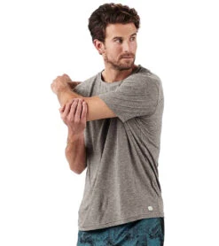 Vuori Men's Strato Tech Yoga Tee 35 Vuori Men's Strato Tech Yoga Tee -Pranty Yoga Shop 1740203622435 heathergrey 3a