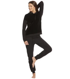 Beyond Yoga Shine On Velvet Hoodie Black -Pranty Yoga Shop 1740414255139 black 4a