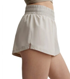Varley Kallin Running Short Sage Fog 11 Varley Kallin Running Short Sage Fog -Pranty Yoga Shop 7052131106859 sagefog 5a